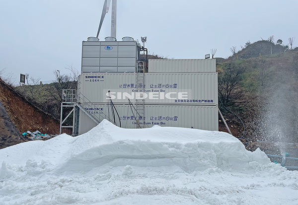 森德高温造雪机正在太阳坪滑雪场制雪